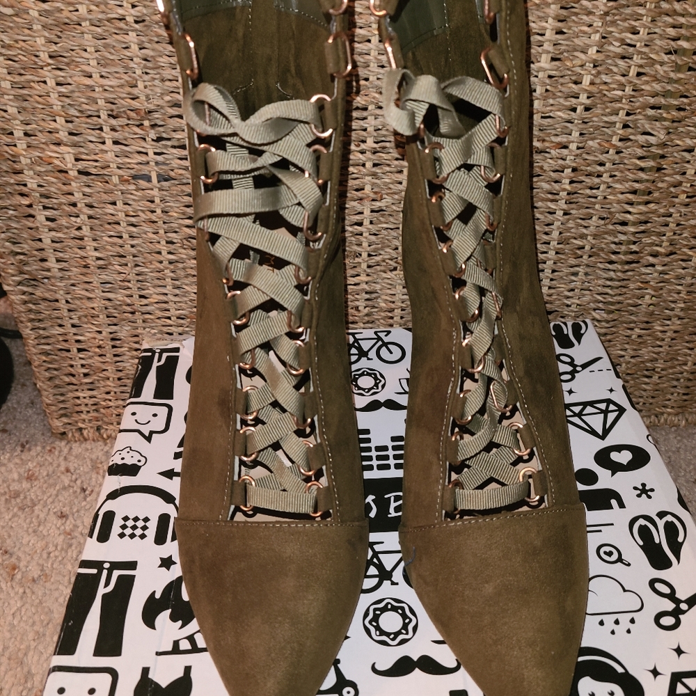 Pointy Toe Boots w/Ribbon Laces